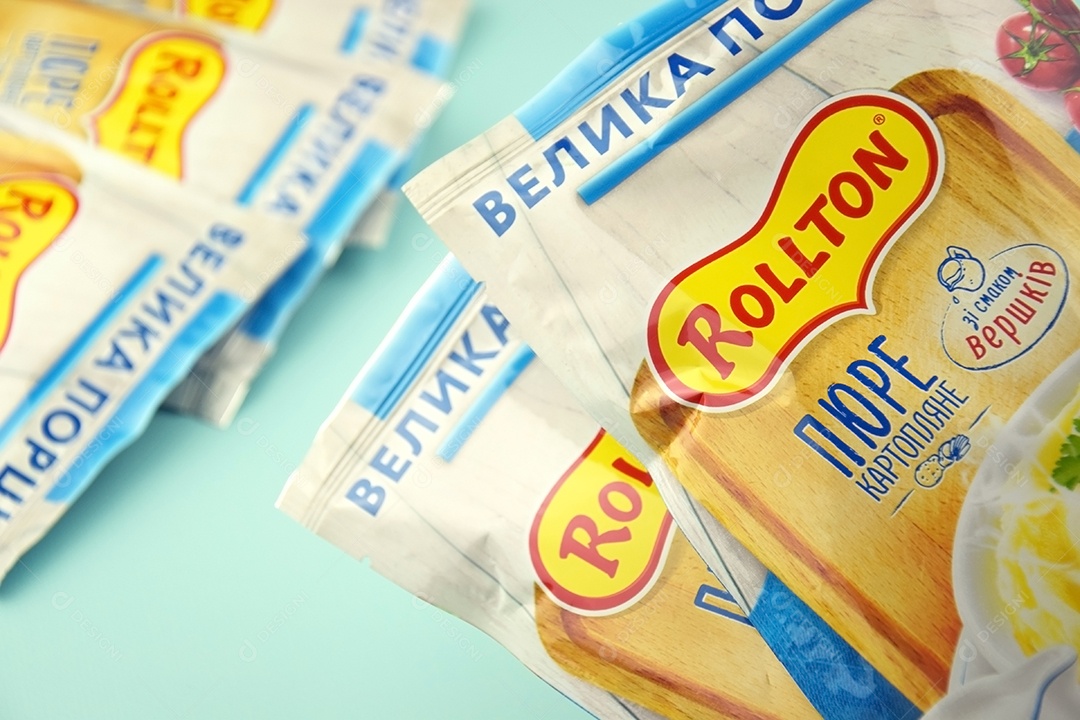 Pacotes de purê de batata instantâneo Rollton em um fundo azul