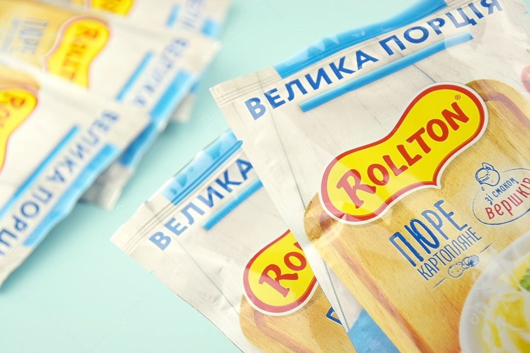 Muitos pacotes de Purê de batata instantâneos Rollton sobre fundo azul