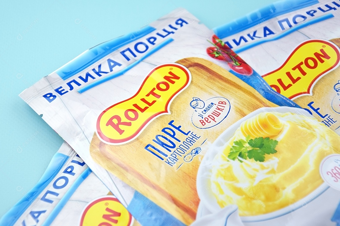 Muitos pacotes de Purê de batata instantâneos Rollton sobre fundo azul