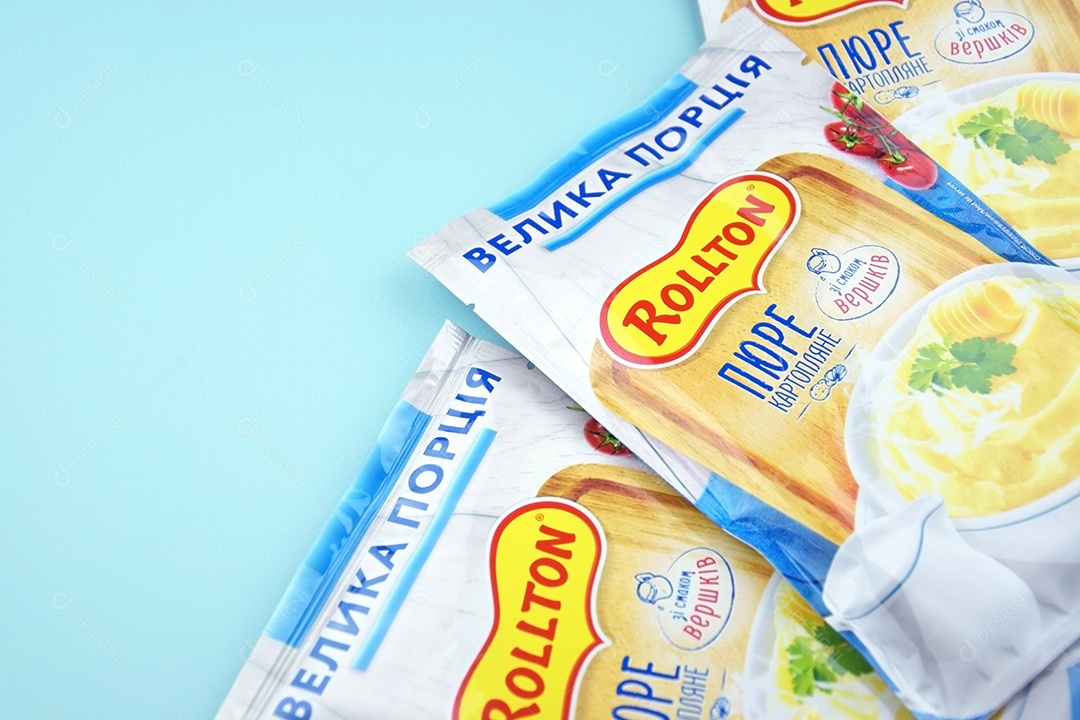 Pacotes de purê de batata instantâneo Rollton em um fundo azul