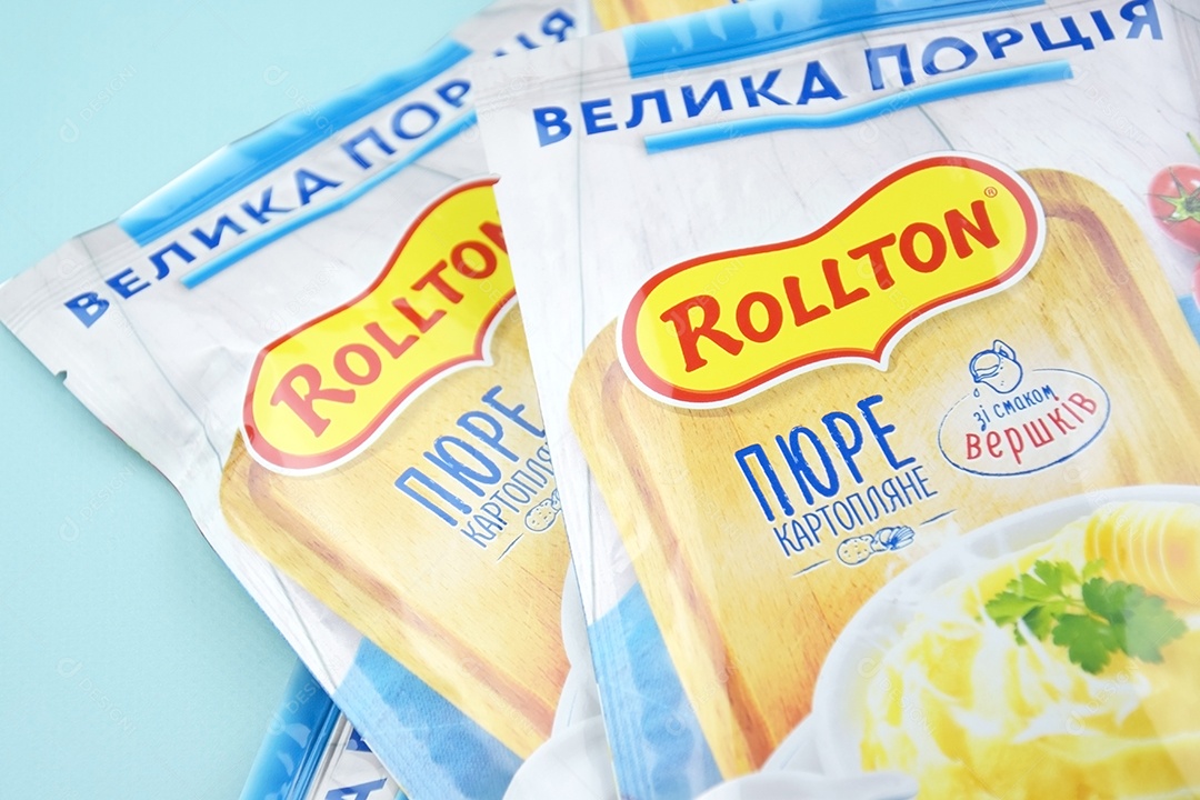 Purê de batata instantâneo Rollton em um fundo azul