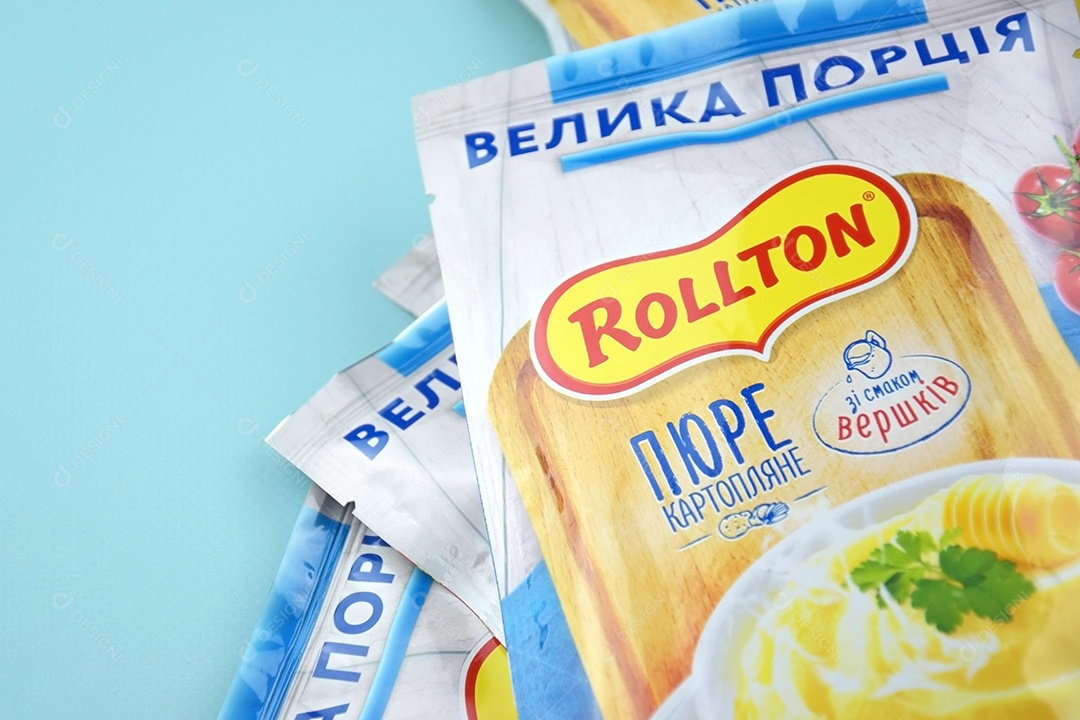 Purê de batata instantâneo Rollton em um fundo azul