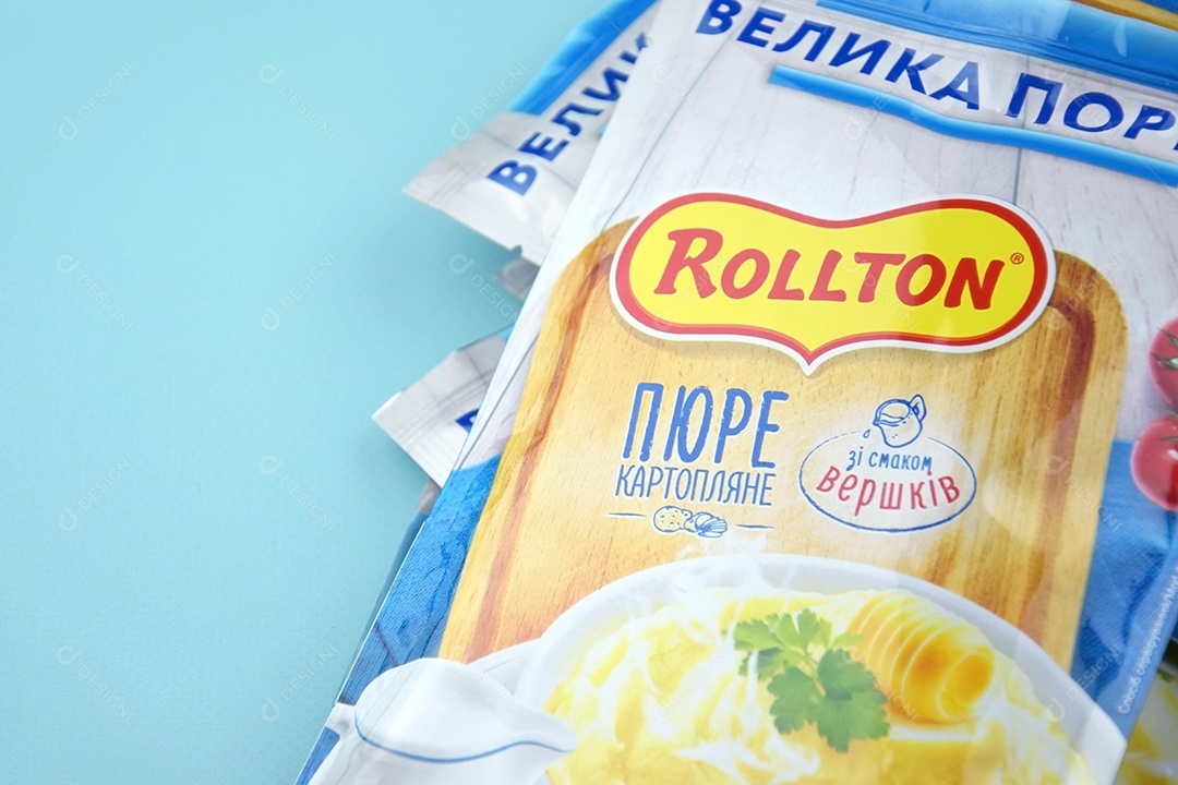 Pacotes de purê de batata instantâneo Rollton em um fundo azul