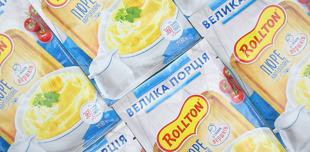 Pacotes de purê de batata instantâneo Rollton como pano de fundo