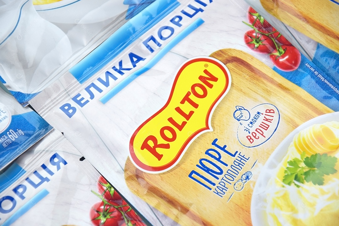 Pacotes de purê de batata instantâneo Rollton em um fundo azul