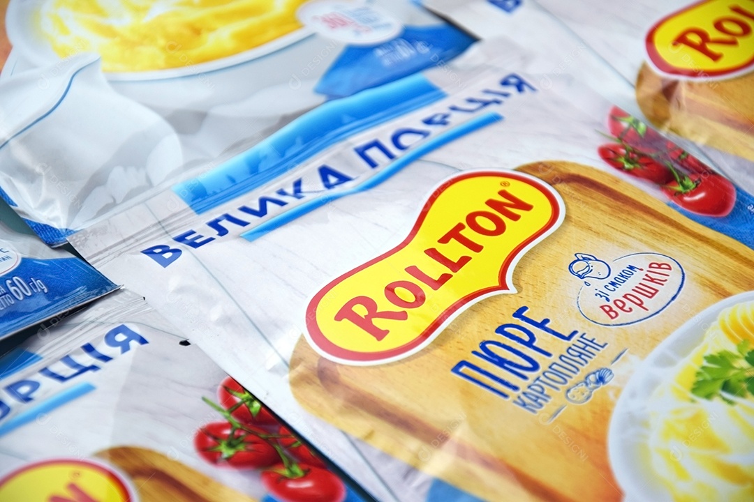 Purê de batata instantâneo Rollton em um fundo azul