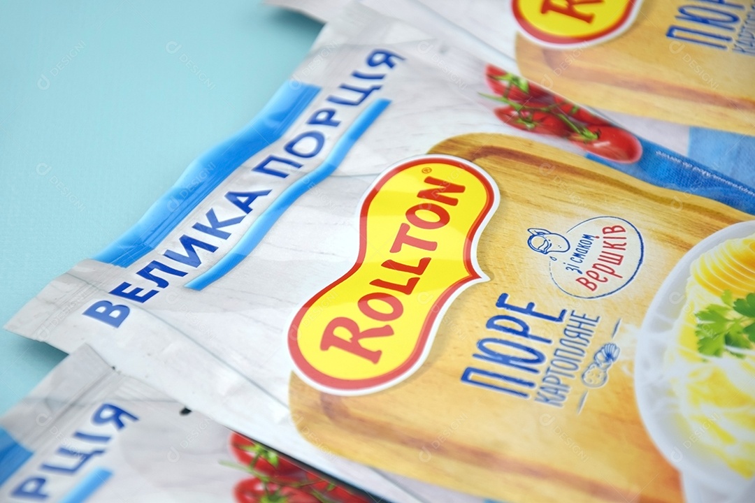 Purê de batata instantâneo Rollton em um fundo azul