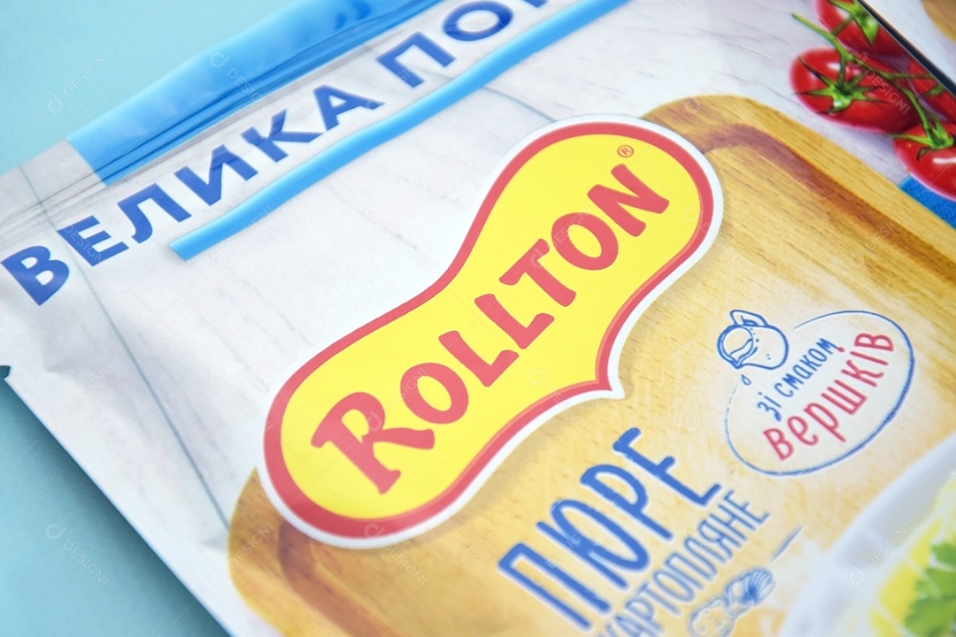 Purê de batata instantâneo Rollton em um fundo azul