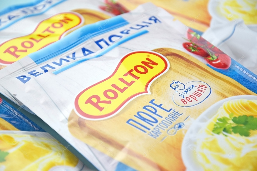 Purê de batata instantâneo Rollton em um fundo azul