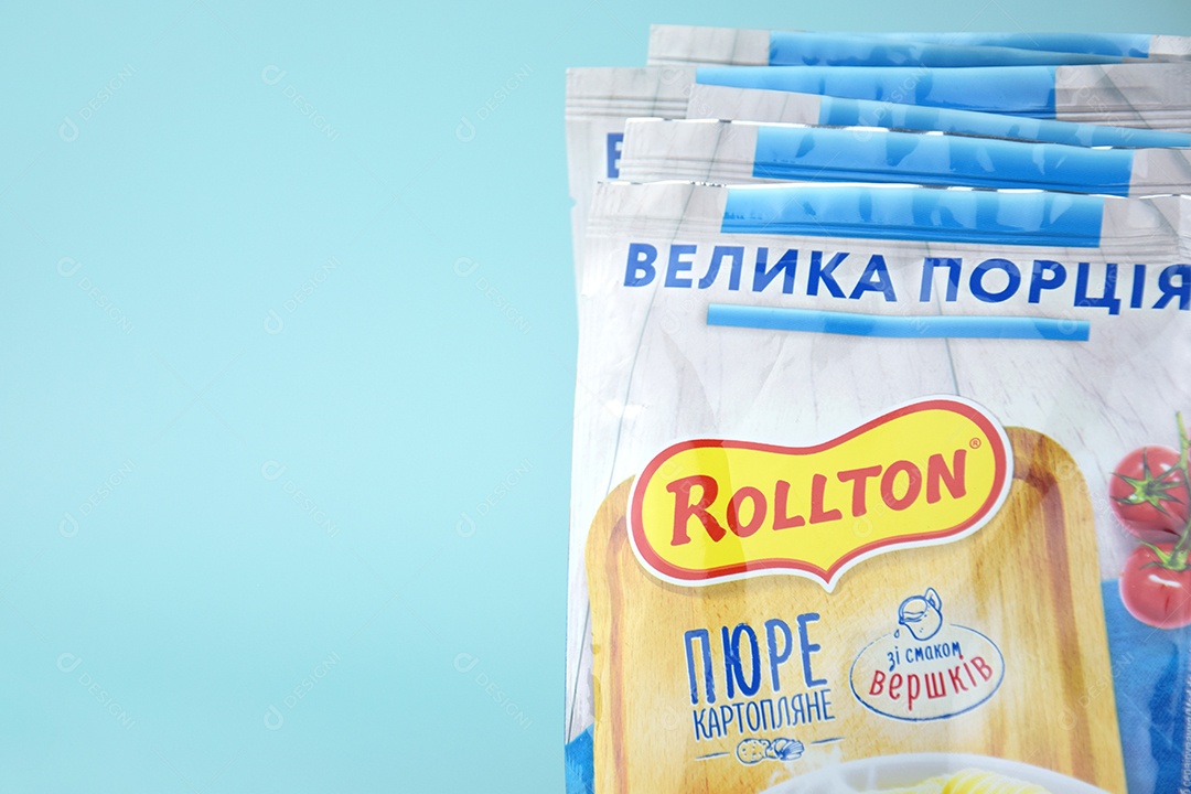 Pacotes de purê de batata instantâneo Rollton em um fundo azul