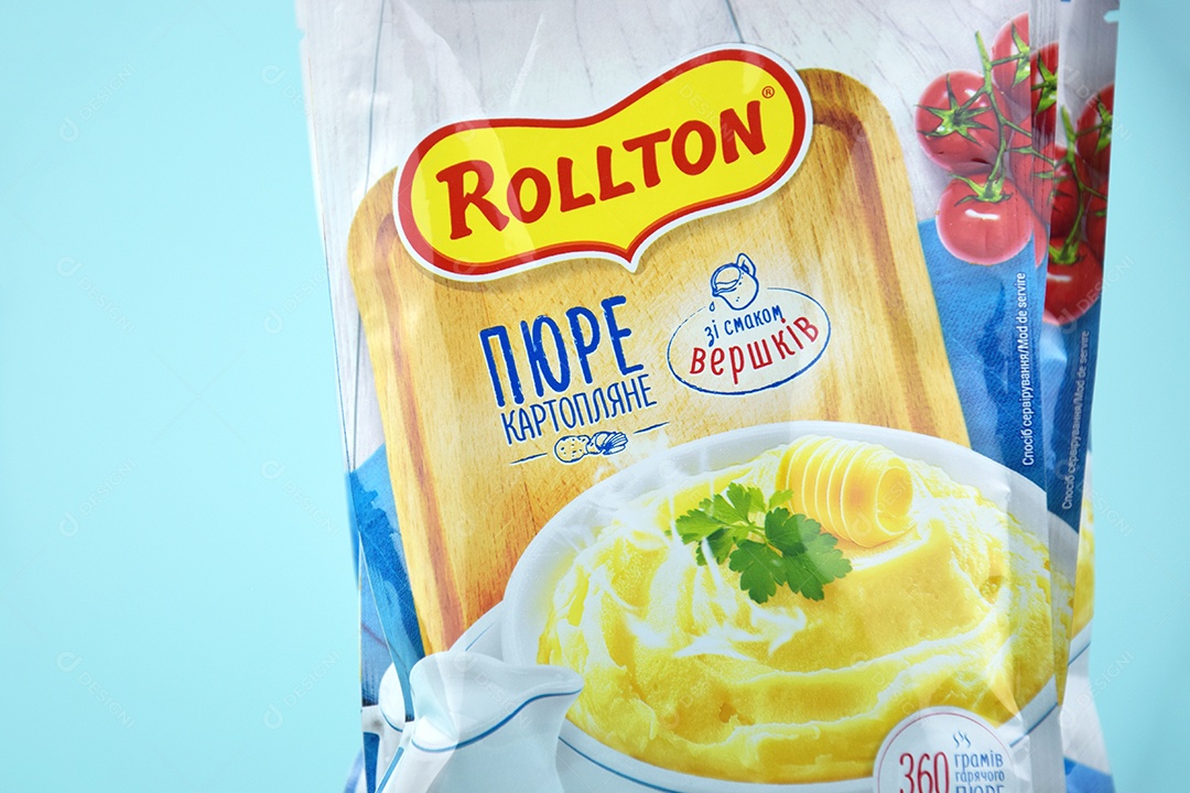 Pacote de purê de batata instantâneo Rollton em um fundo azul
