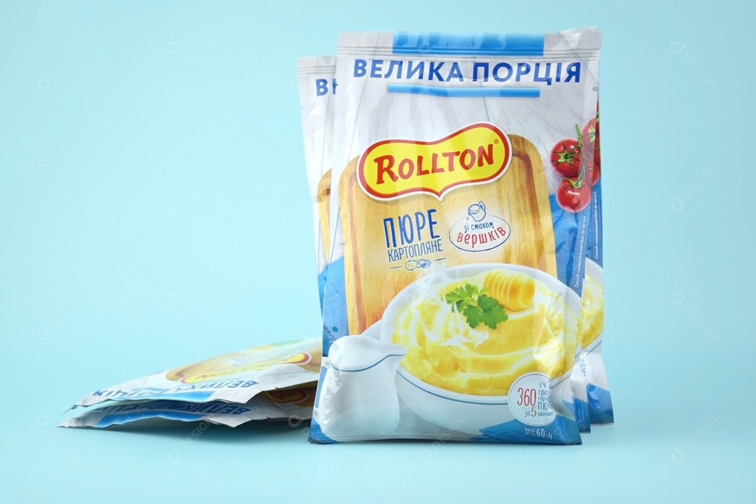 Purê de batata instantâneo Rollton em um fundo azul