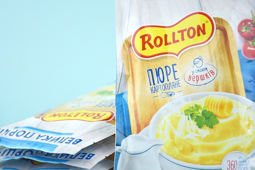 Purê de batata instantâneo Rollton em um fundo azul