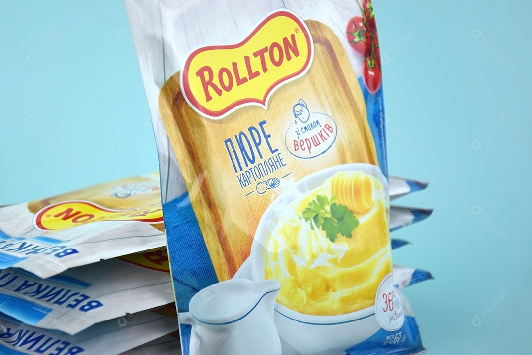 Pacotes de purê de batata instantâneo Rollton em um fundo azul