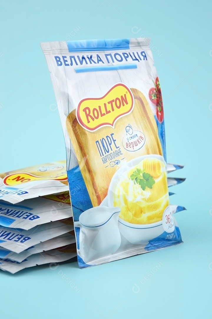 Pacotes de purê de batata instantâneo Rollton em um fundo azul