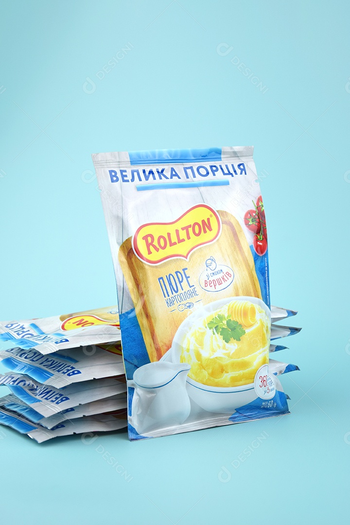 Pacote de purê de batata instantâneo Rollton em um fundo azul