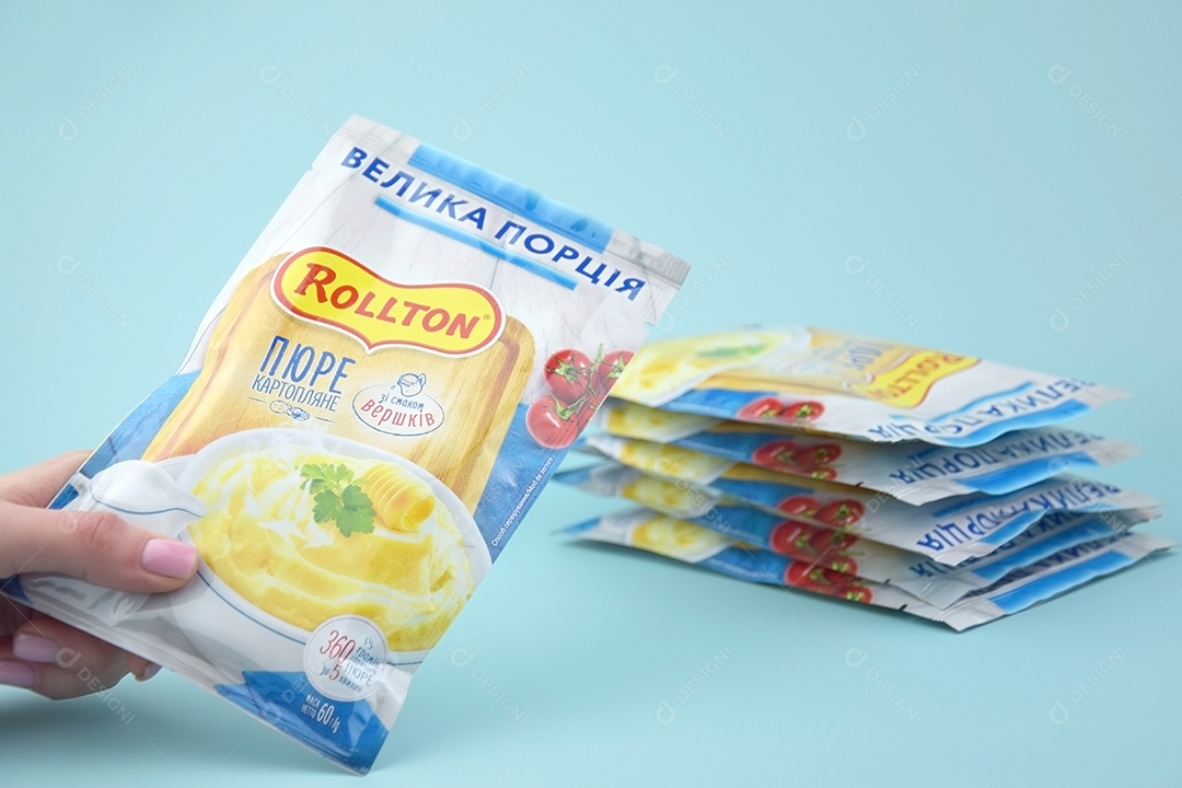 Pacotes de purê de batata instantâneo Rollton em um fundo azul