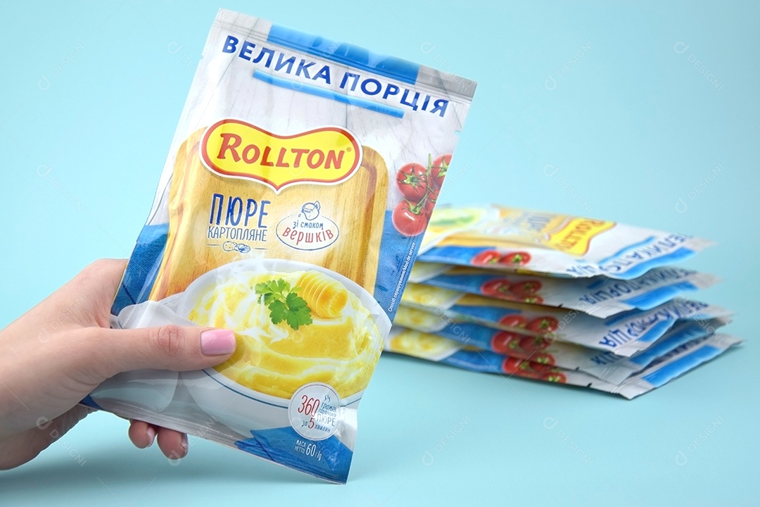 Pacotes de purê de batata instantâneo Rollton em um fundo azul
