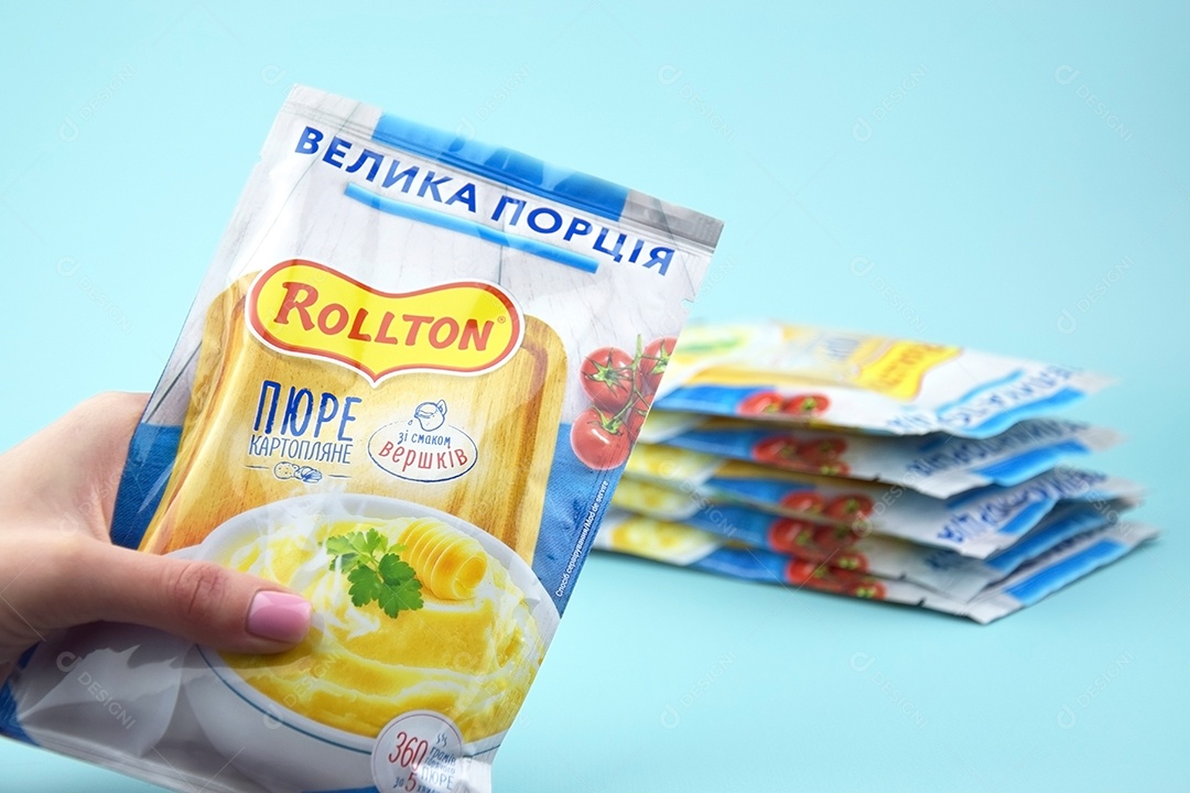 Purê de batata instantâneo Rollton em um fundo azul