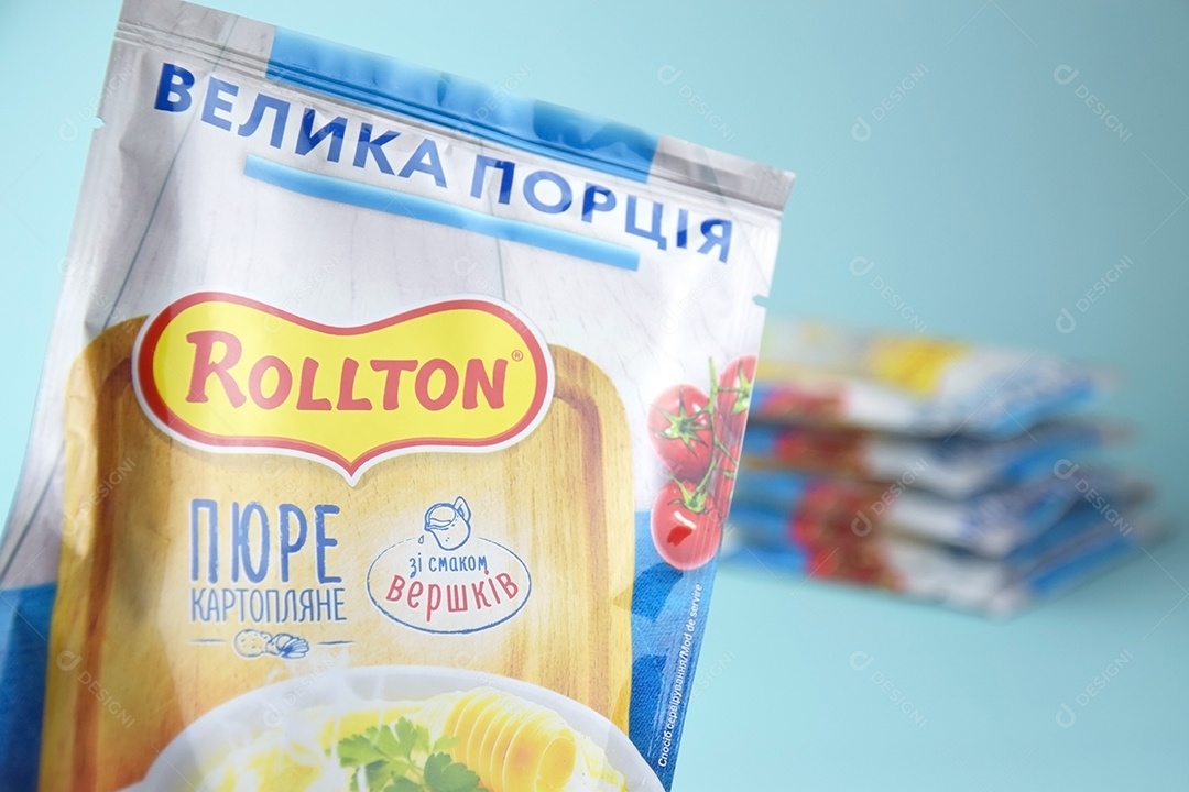 Purê de batata instantâneo Rollton em um fundo azul