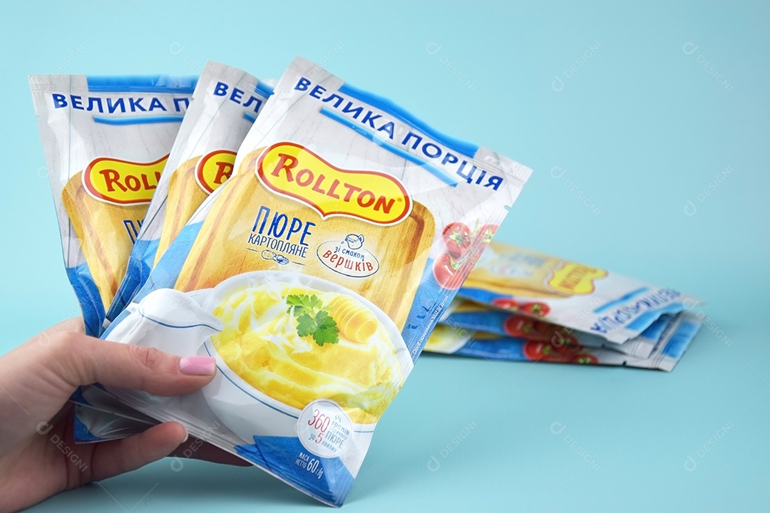 Purê de batata instantâneo Rollton em um fundo azul