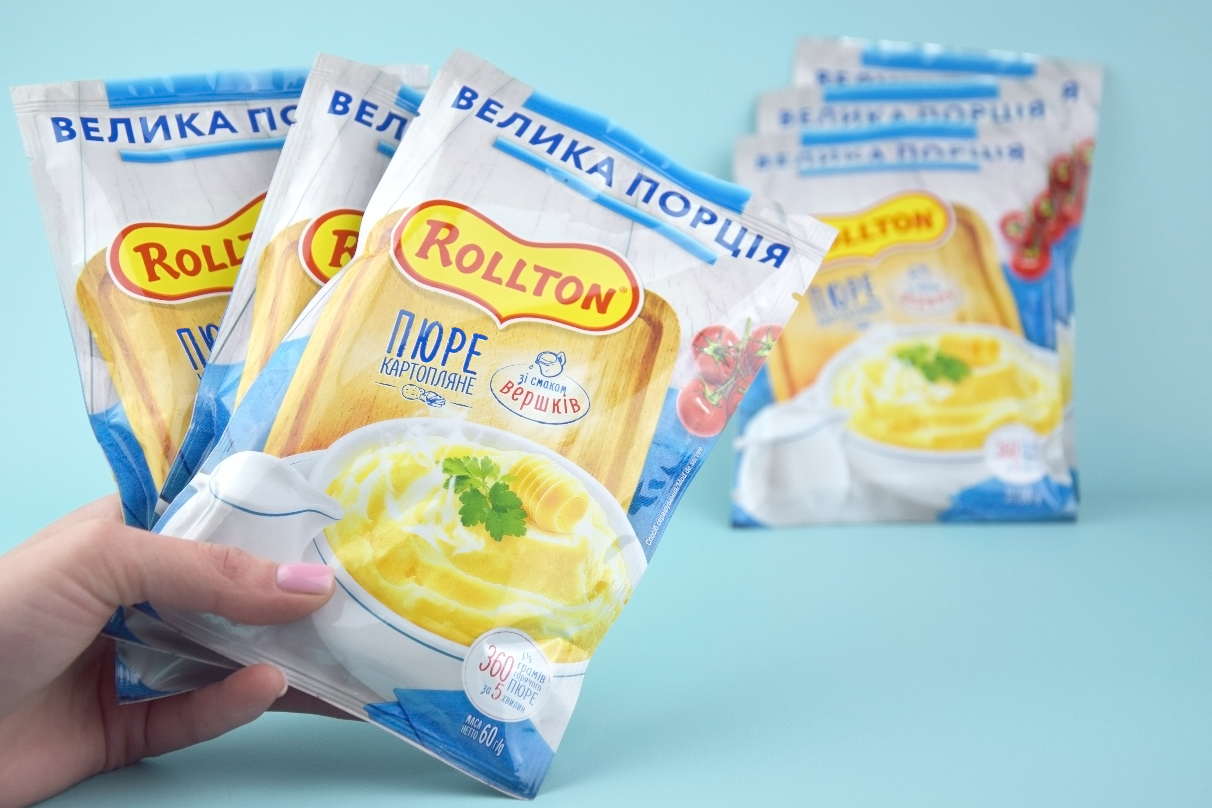 Purê de batata instantâneo Rollton em um fundo azul