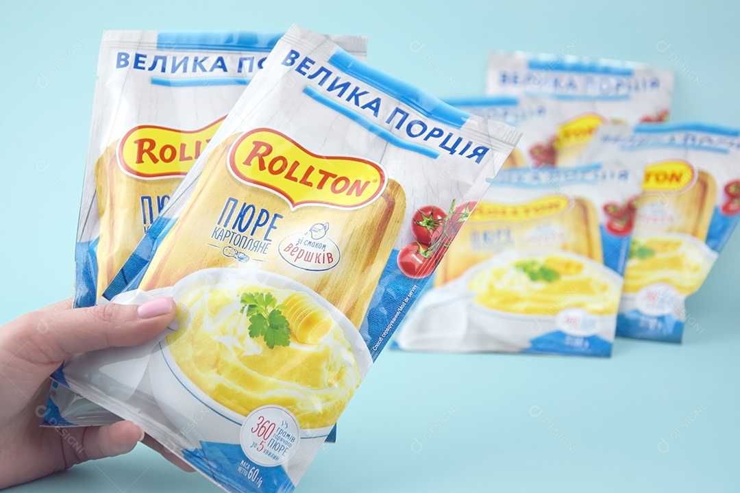 Purê de batata instantâneo Rollton em um fundo azul