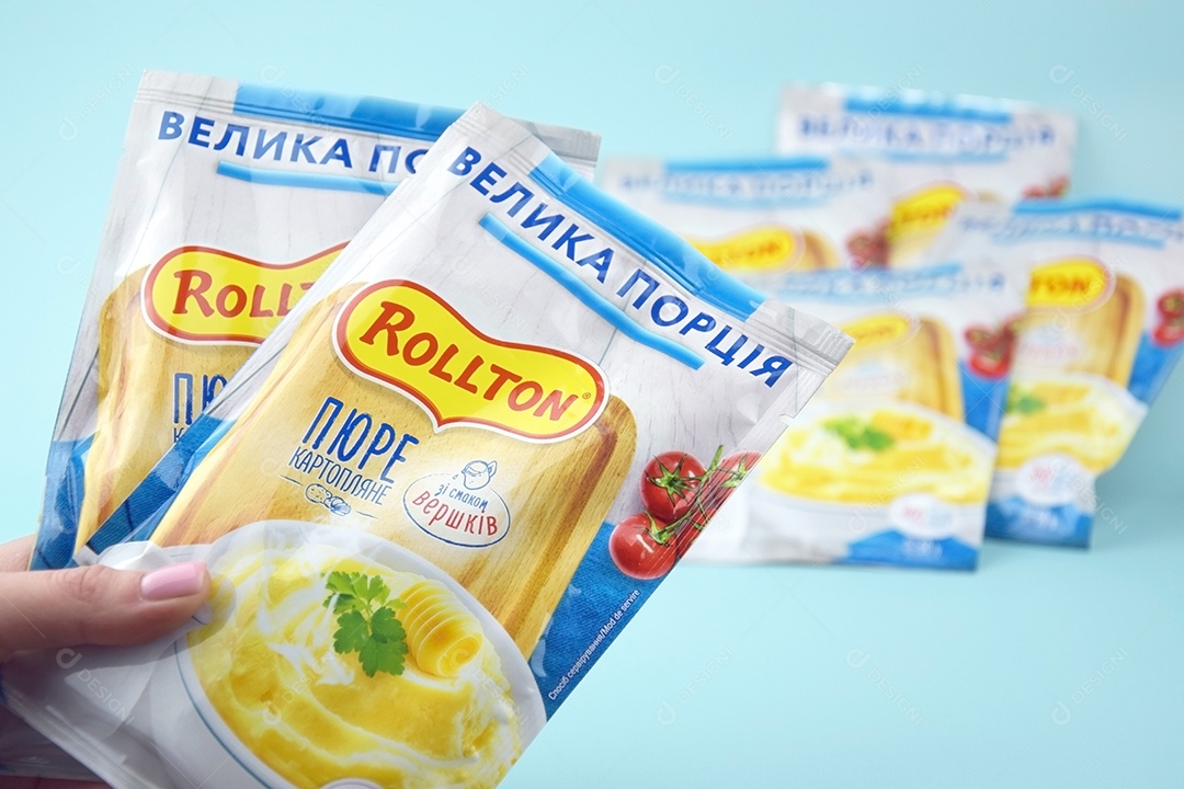 Purê de batata instantâneo Rollton em um fundo azul