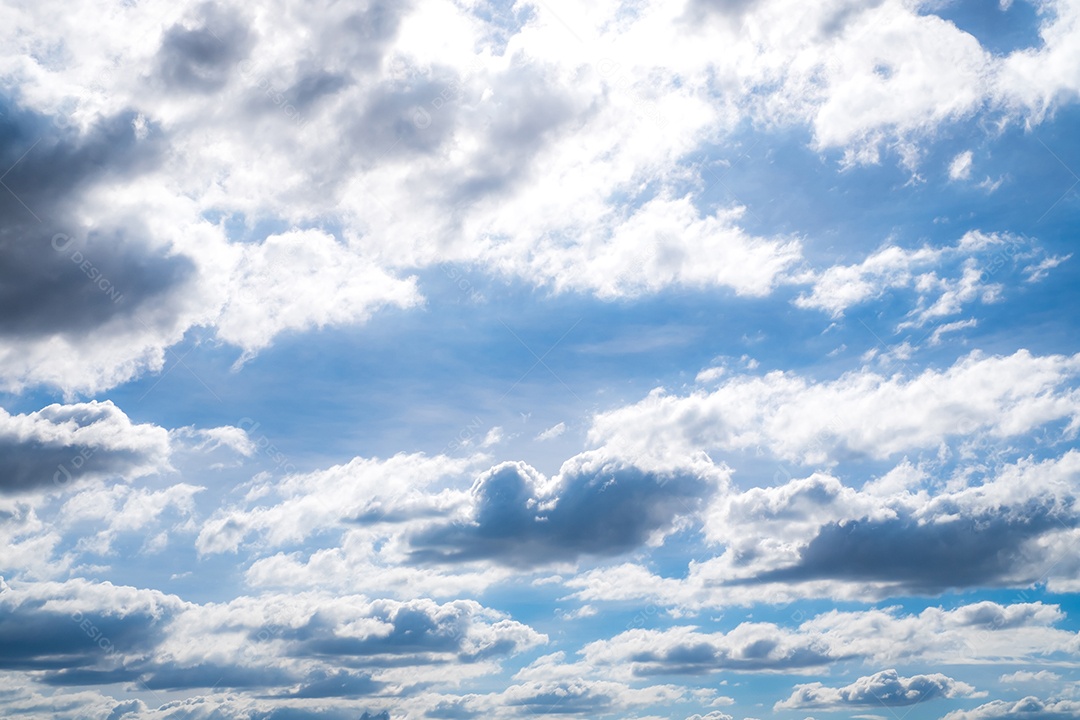 Nuvens branca e luz solar no céu azul perfeito
