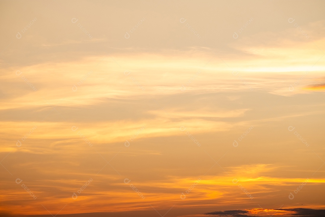 Nuvens douradas laranja e luz solar no céu