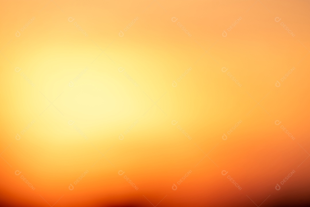 Nuvens douradas laranja e luz solar no céu