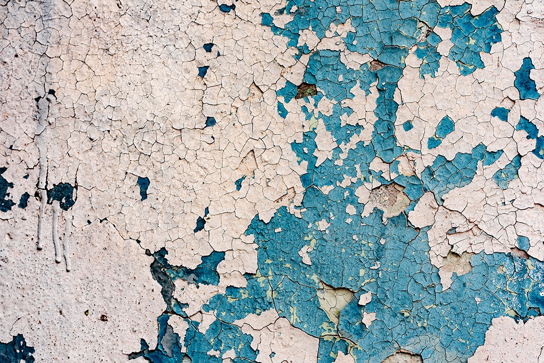 Textura, parede, concreto, pode ser usado como fundo. Fragmento de parede com arranhões e rachadura