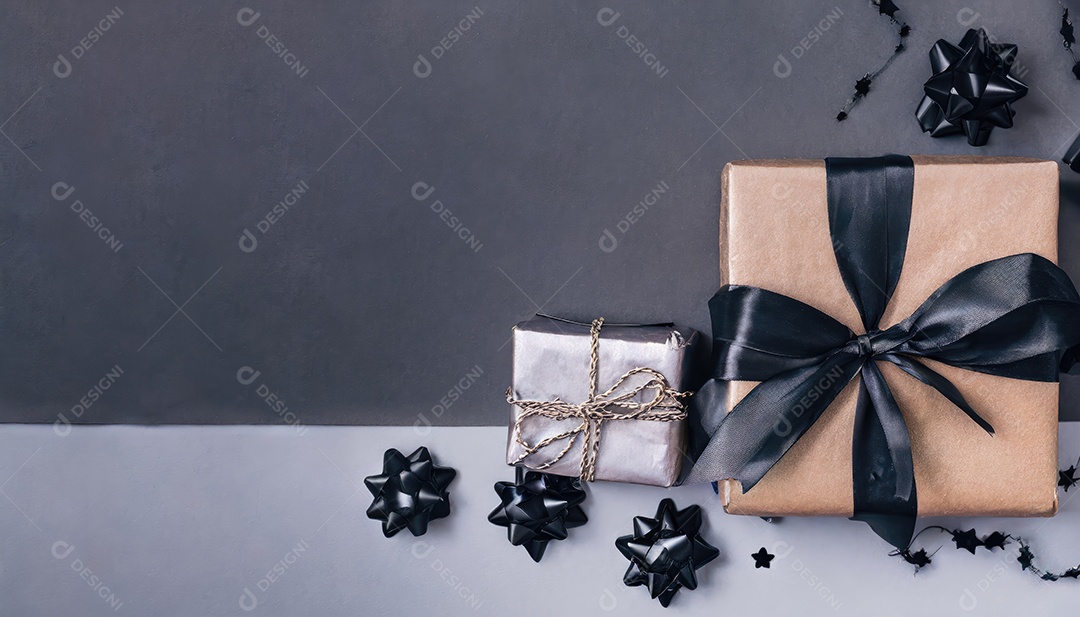 Conceito de Black Friday Caixas de presente pretas em fundo escuro