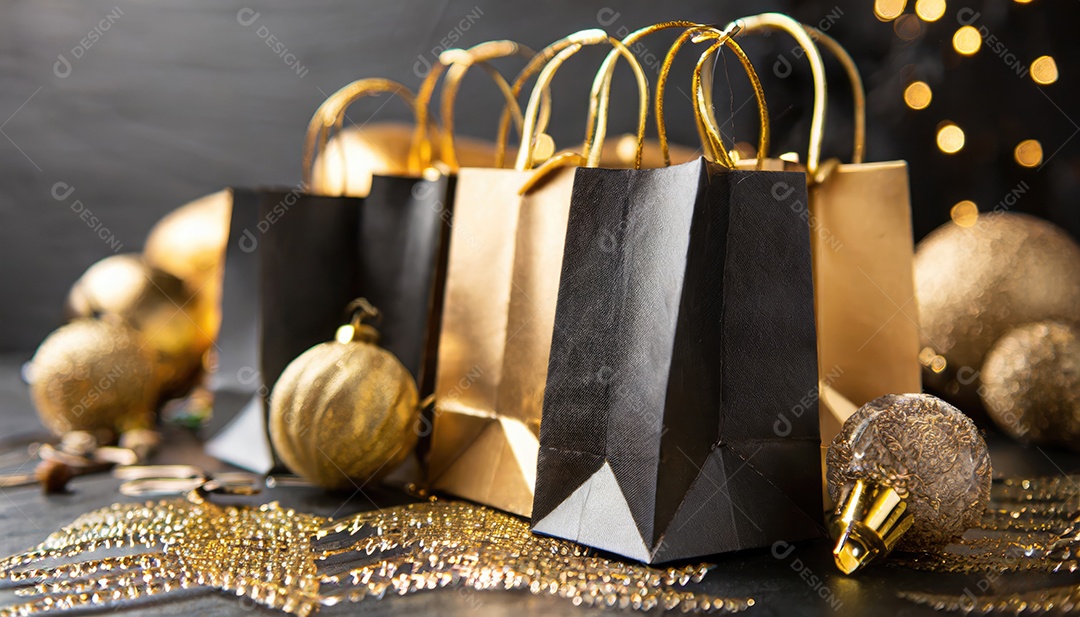 Conceito de Black Friday composição criativa em preto e dourado com sacolas de compras