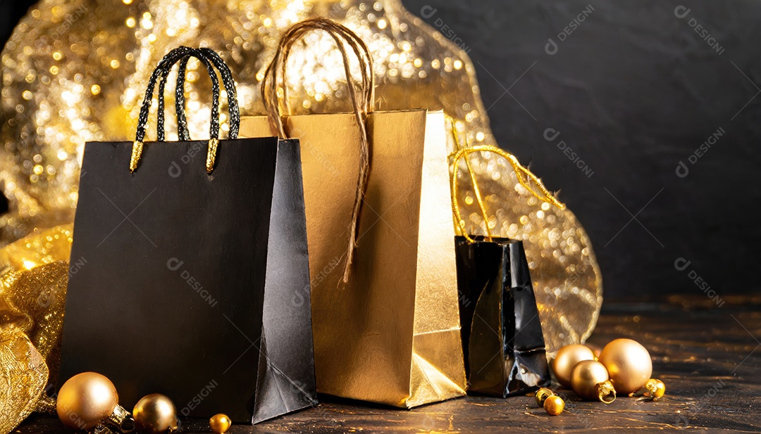 Conceito de Black Friday composição criativa em preto e dourado com sacolas de compras