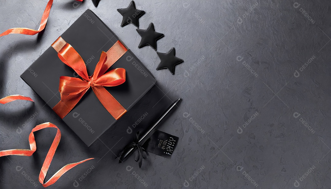 Conceito de Black Friday Caixas de presente pretas em fundo escuro