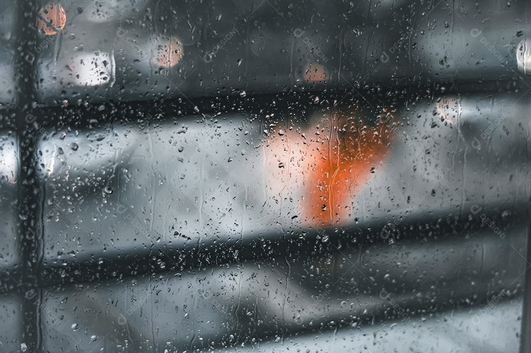 Pingos de chuva em vidro com árvore de Natal desfocada no fundo, luzes desfocadas, conceito de chuva