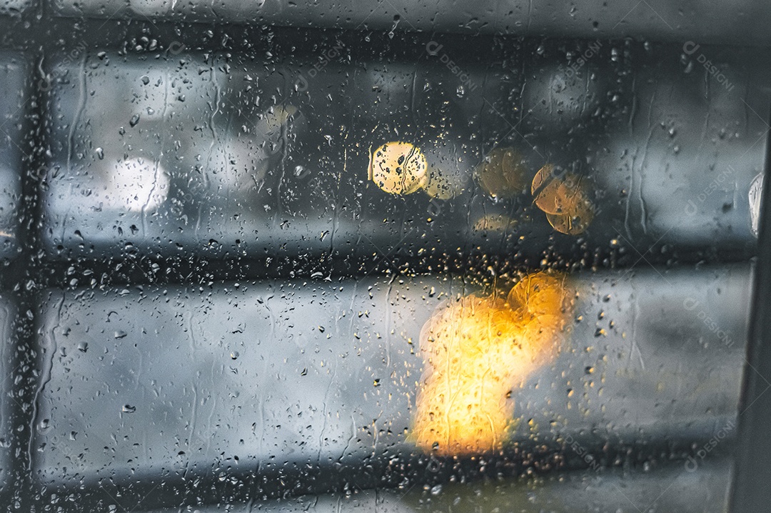 Pingos de chuva em vidro com árvore de Natal desfocada no fundo, luzes desfocadas, conceito de chuva