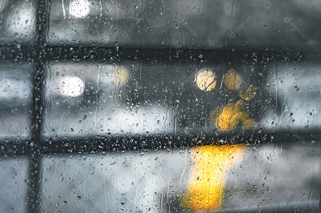 Pingos de chuva em vidro com árvore de Natal desfocada no fundo, luzes desfocadas, conceito de chuva