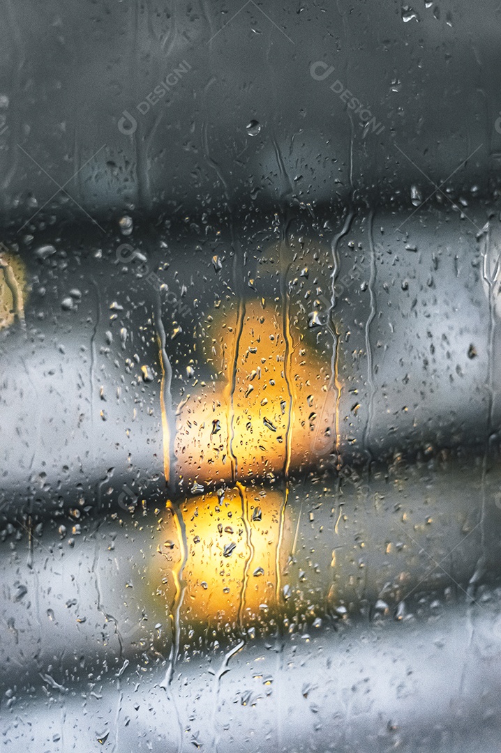 Pingos de chuva em vidro com árvore de Natal desfocada no fundo, luzes desfocadas, conceito de chuva