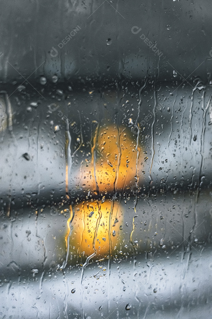 Pingos de chuva em vidro com árvore de Natal desfocada no fundo, luzes desfocadas, conceito de chuva