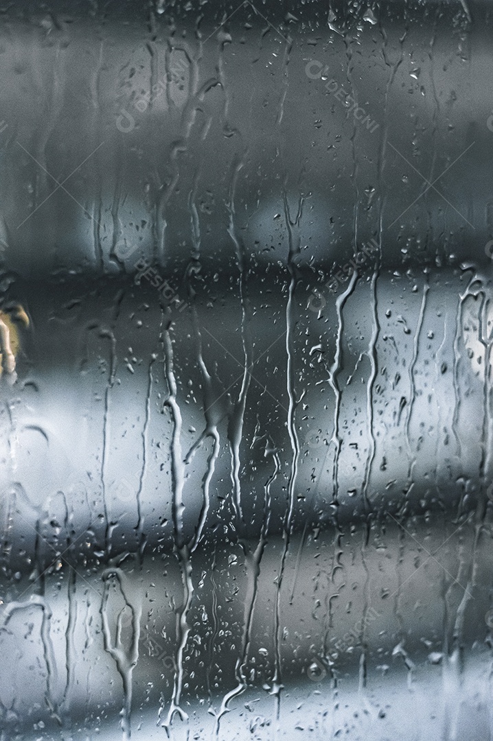 Pingos de chuva em vidro com árvore de Natal desfocada no fundo, luzes desfocadas, conceito de chuva