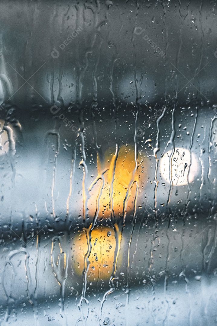 Pingos de chuva em vidro com árvore de Natal desfocada no fundo, luzes desfocadas, conceito de chuva