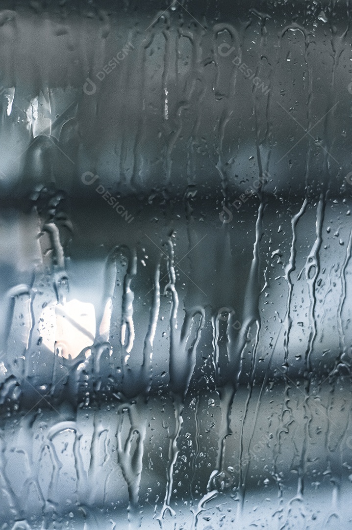 Pingos de chuva em vidro com árvore de Natal desfocada no fundo, luzes desfocadas, conceito de chuva