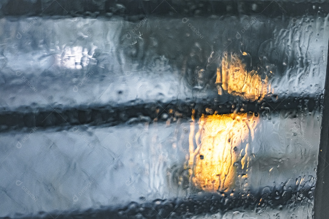 Pingos de chuva em vidro com árvore de Natal desfocada no fundo, luzes desfocadas, conceito de chuva