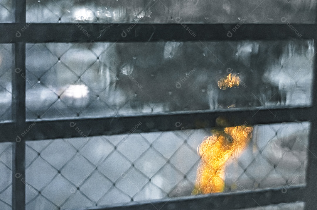 Pingos de chuva em vidro com árvore de Natal desfocada no fundo, luzes desfocadas, conceito de chuva..