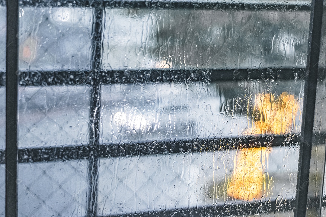 Pingos de chuva em vidro com árvore de Natal desfocada no fundo, luzes desfocadas, conceito de chuva..