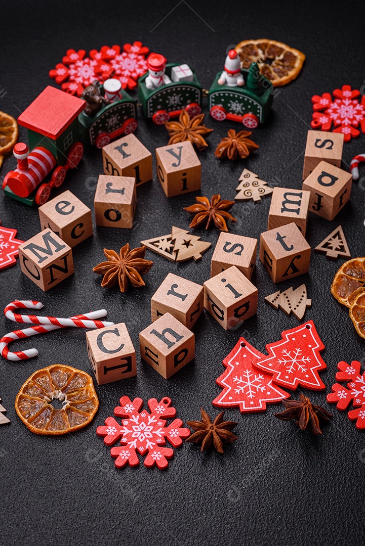 Linda composição de Natal com espaço de cópia com inscrição em cubos de madeira sobre fundo de concreto preto