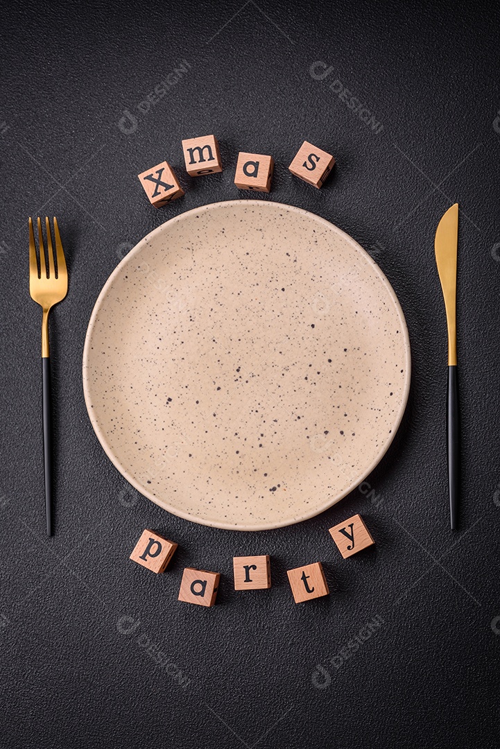 Lindos biscoitos de gengibre de Natal em uma placa cerâmica redonda sobre um fundo de concreto texturizado