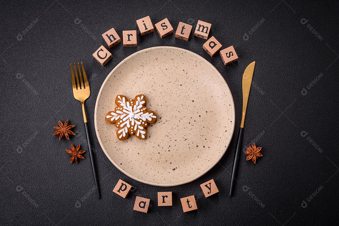 Lindos biscoitos de gengibre de Natal em uma placa cerâmica redonda sobre um fundo de concreto texturizado